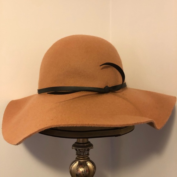 Old Navy Accessories - Old Navy L/XL Tan Floppy Hat w/Black Bow
